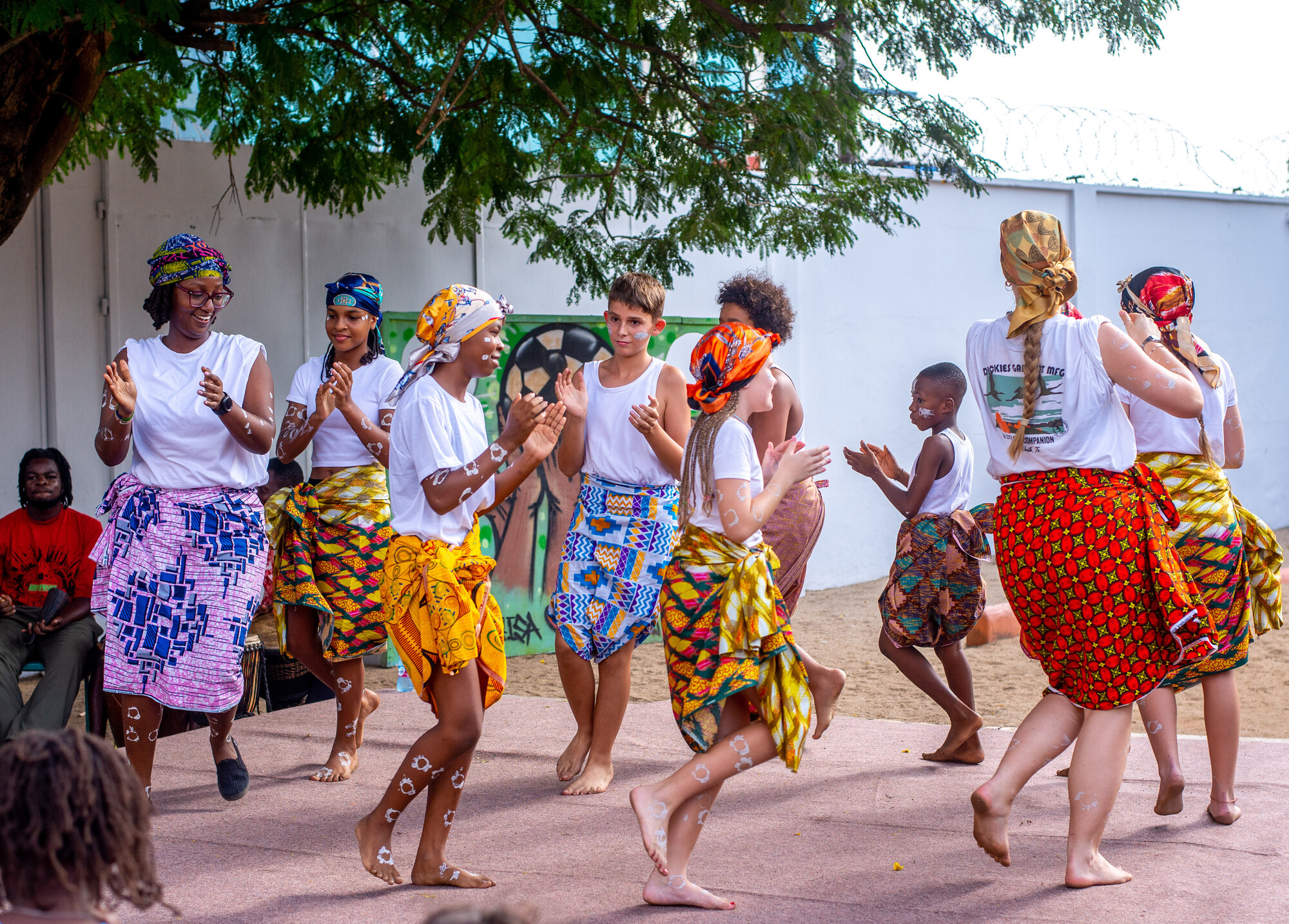 Tanzgruppe auf dem Schulhof