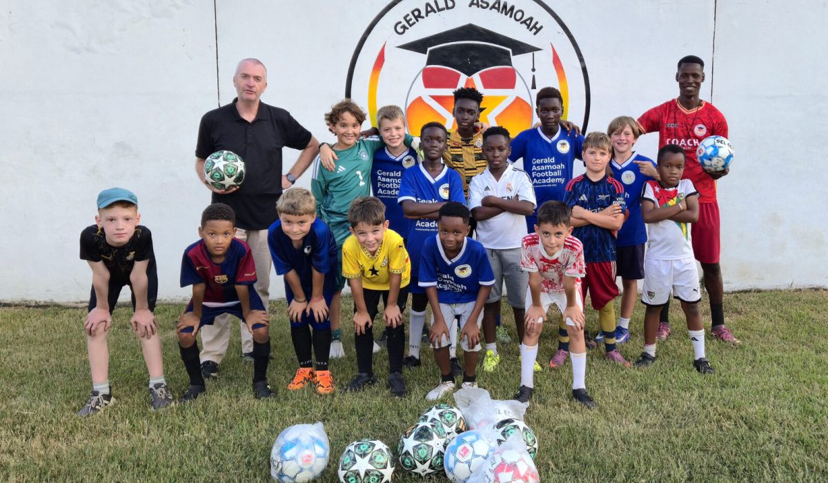 Fußbälle für die Gerald Asamoah Football Academy